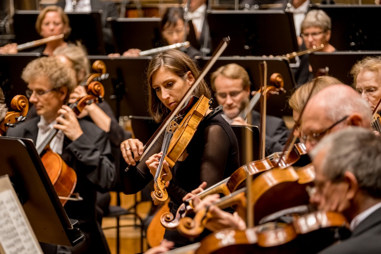 Mehrere Musiker:innen spielen.