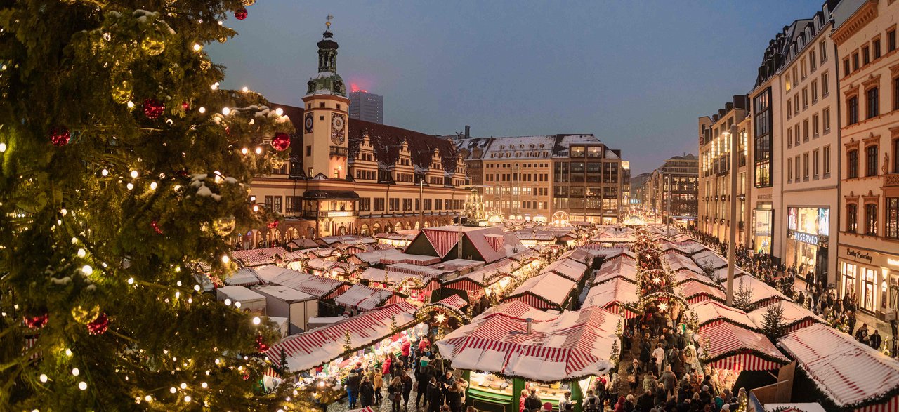 Der Leipziger Weihnachtsmarkt auf dem Rathausplatz aus der Vogelperspektive.