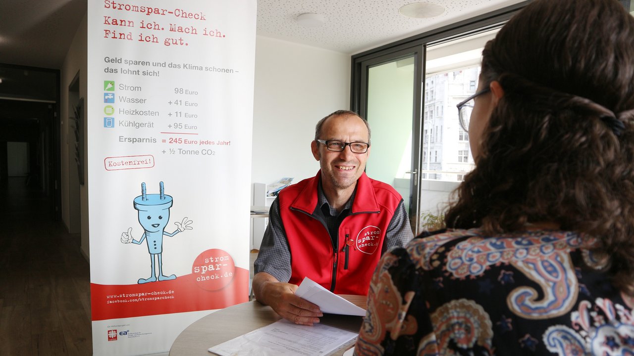 Stromsparhelfer Thomas Nitschke berät eine junge Frau, die Energie sparen und ihre Kosten senken möchte.