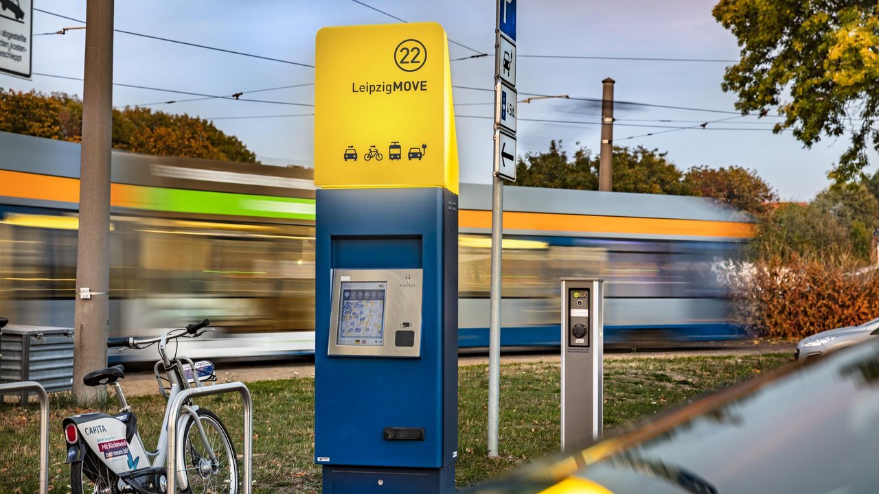 Eine Mobilitätsstation an einer Tram-Haltestelle