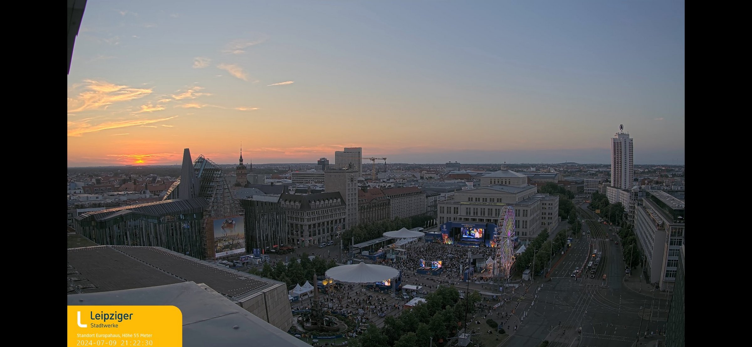 Die Fanzone am Augustusplatz aus der Vogelperspektive: Die Webcam der Leipziger Stadtwerke auf dem Dach des Europahauses hat dieses Bild ermöglicht.
