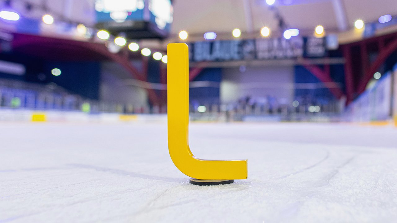 Gelbes L steht auf der Eisfläche