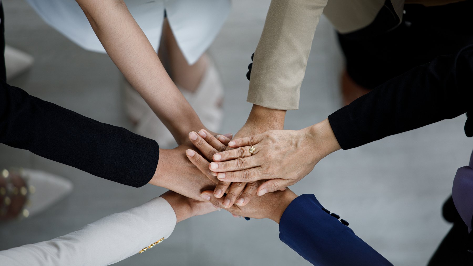 #TeamLeipziger Drei Personen stehen vor Leipzigs Panorama Karriere-AdobeStock-459609593-16zu9.jpg